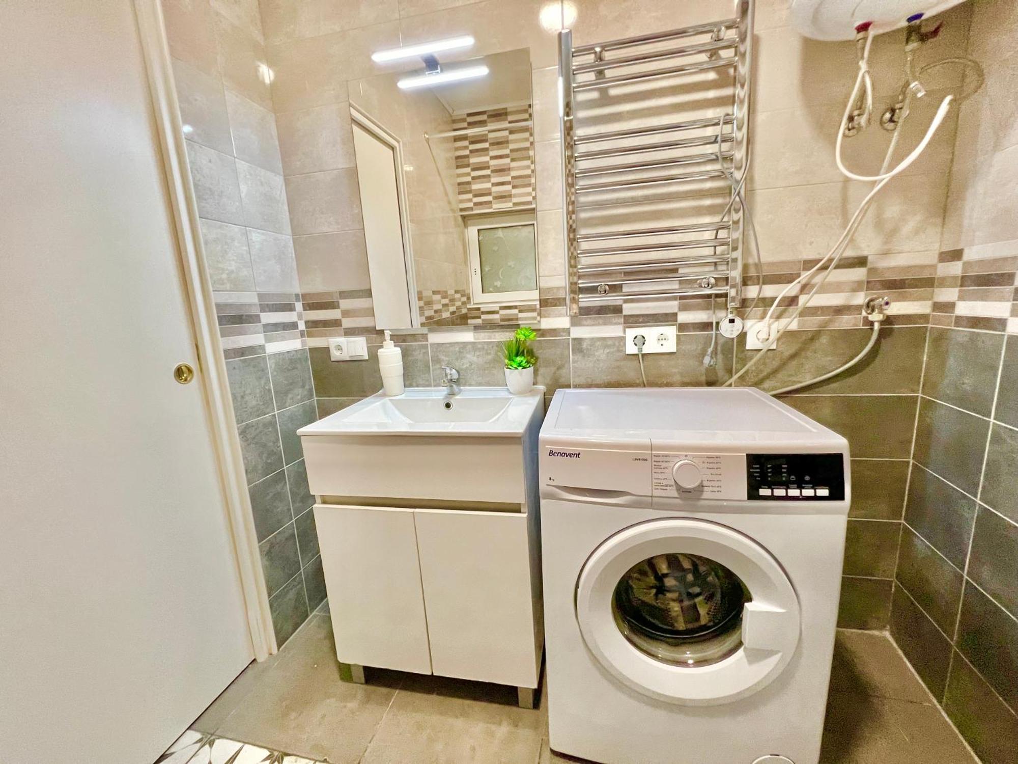 Cozy Suite Apartment, Wifi! Santa Coloma de Gramanet Екстериор снимка