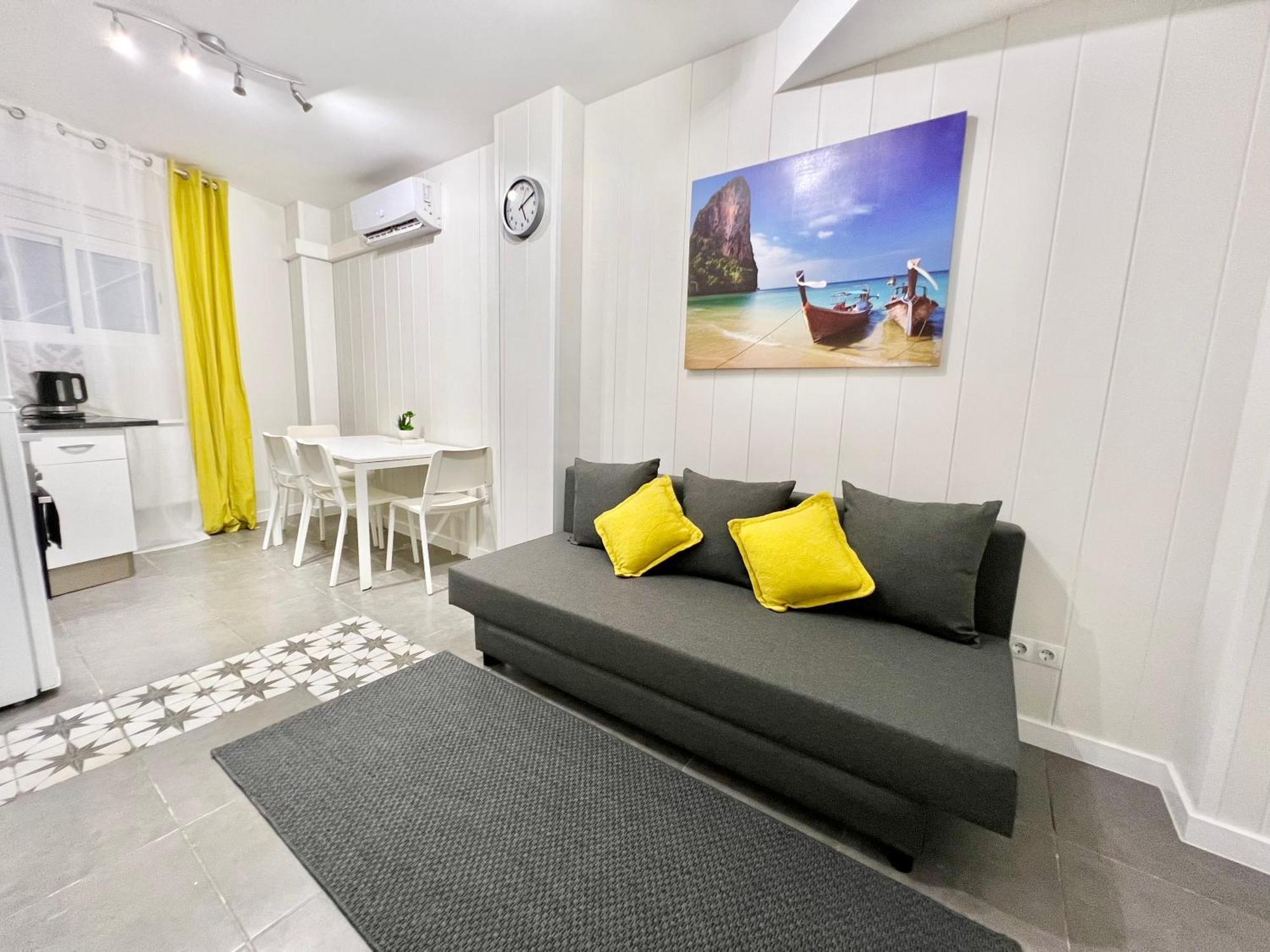 Cozy Suite Apartment, Wifi! Santa Coloma de Gramanet Екстериор снимка