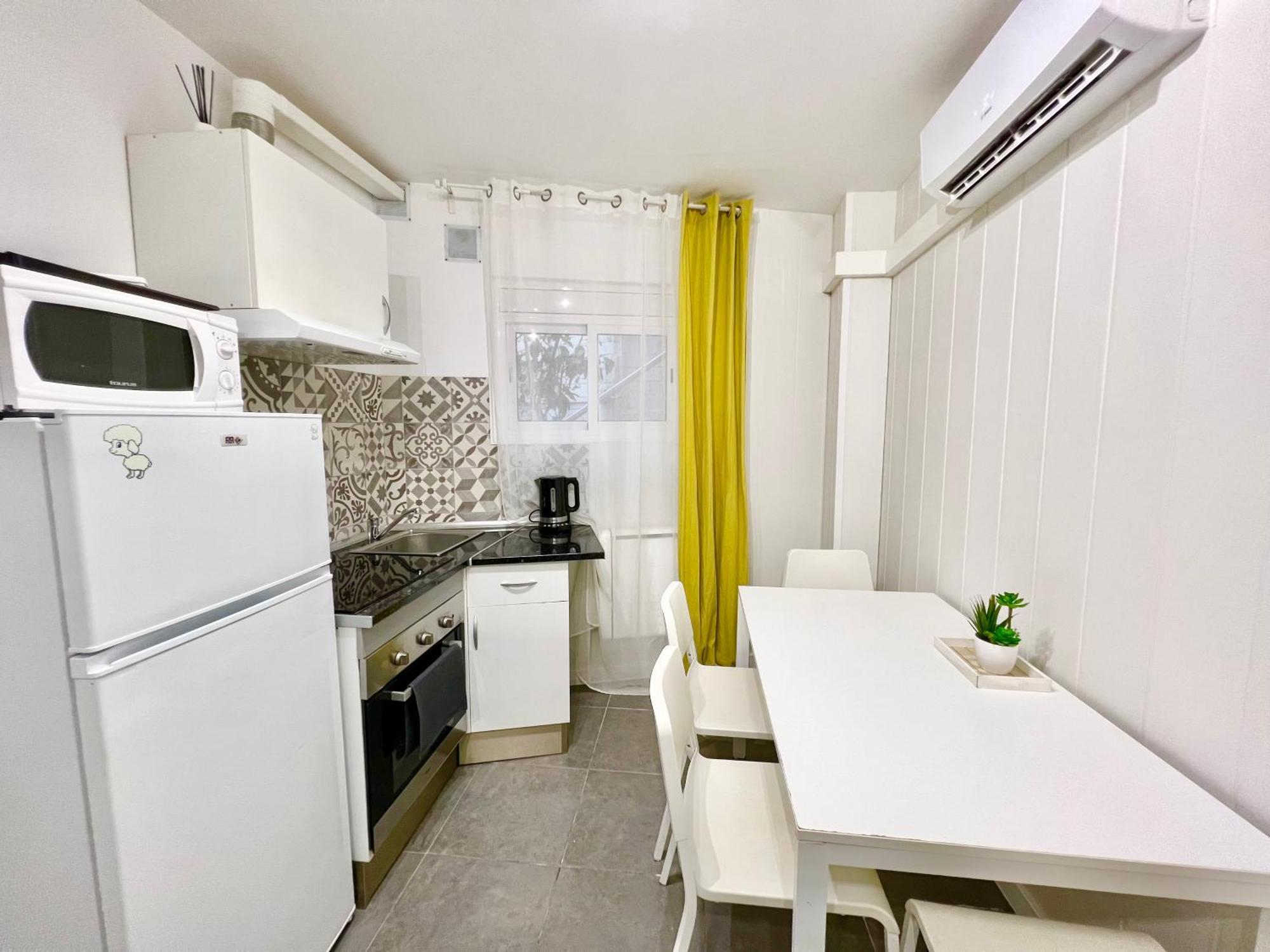 Cozy Suite Apartment, Wifi! Santa Coloma de Gramanet Екстериор снимка