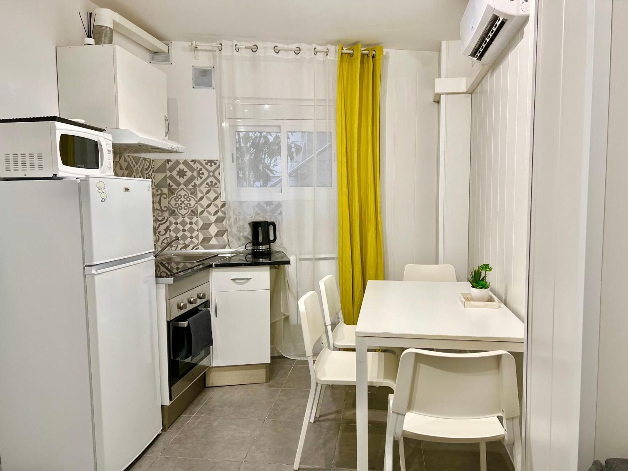 Cozy Suite Apartment, Wifi! Santa Coloma de Gramanet Екстериор снимка