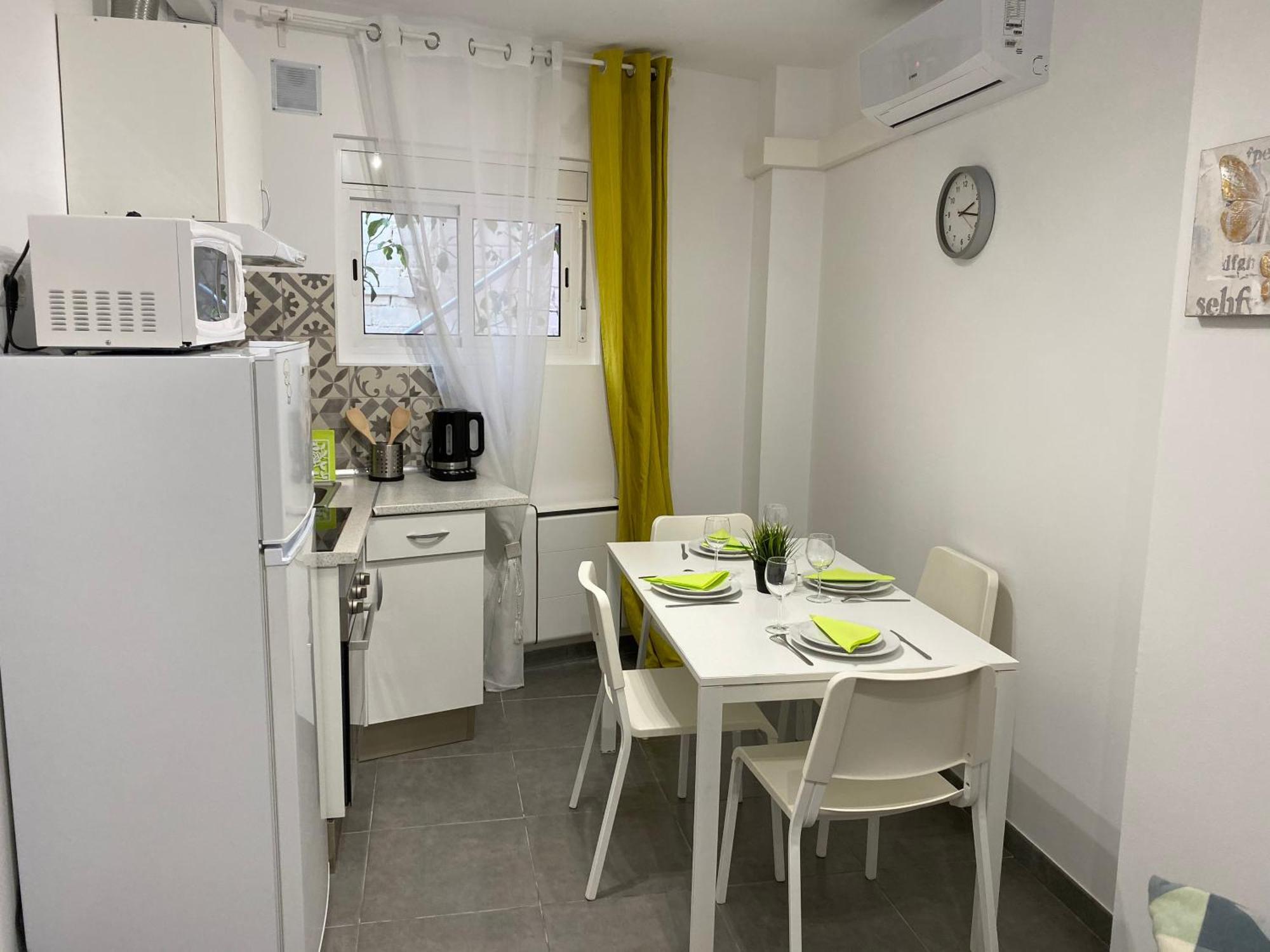 Cozy Suite Apartment, Wifi! Santa Coloma de Gramanet Екстериор снимка